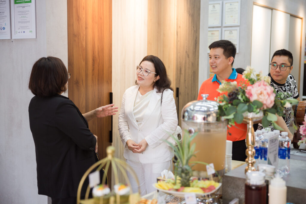 Khách hàng đến tham quan showroom của Phúc Đại Nam để chạm và cảm nhận thực tế các vật liệu