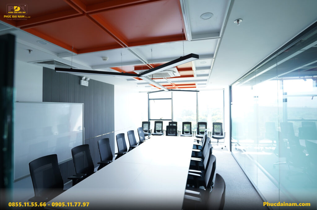 Bàn họp dài chia thành hai cụm, đủ chỗ 12–14 chỗ ngồi.