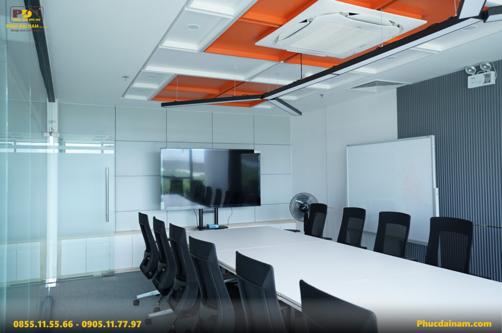 Màn hình treo tường kích thước lớn đảm bảo tất cả mọi người đều có thể quan sát rõ ràng