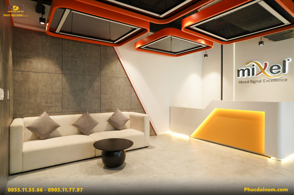 Ghế sofa bọc nỉ màu kem kết hợp bàn trà tròn màu đen tạo vẻ sang trọng, dễ trò chuyện.