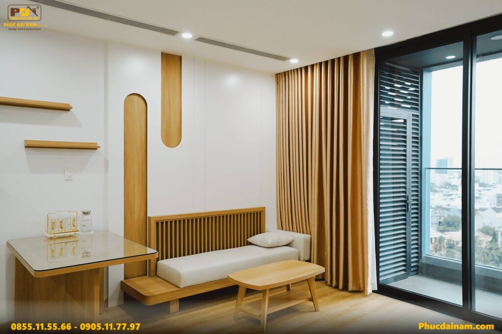 Hình ảnh phòng khách căn hộ Sun Cosmo Đà Nẵng với tông màu gỗ và trắng làm chủ đạo