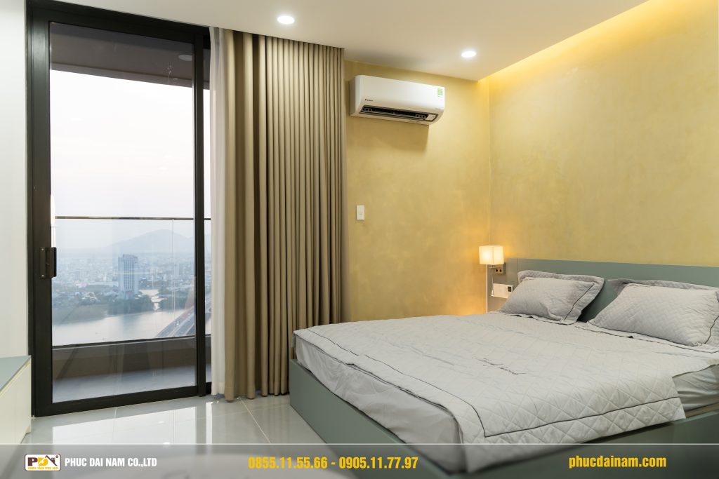 Khu vực giường ngủ lớn trong không gian nội thất căn hộ studio Sun Cosmo