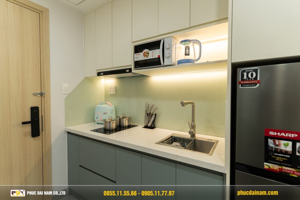 Khu vực bếp trong bố trí căn hộ studio Sun Cosmo 28m2 của anh Linh
